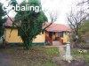 Pom�zon kisbirtok �jszer� h�zzal elad�.